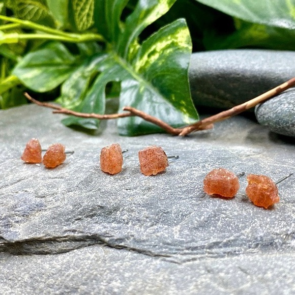 🆕 New Raw Sunstone Crystal Stud Gemstone Earrings - Picture 5 of 5